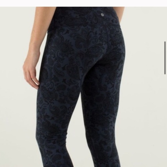 lululemon athletica Pants - Lululemon athletica Capri cropped pants size 8 floral print blue workout gym